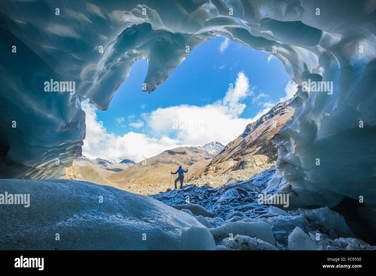 Escursionista all'interno del ghiacciaio dei Forni, Valle dei Forni, Parco Nazionale dello Stelvio, la Valtellina, Lombardia, Italia, Europa Foto Stock