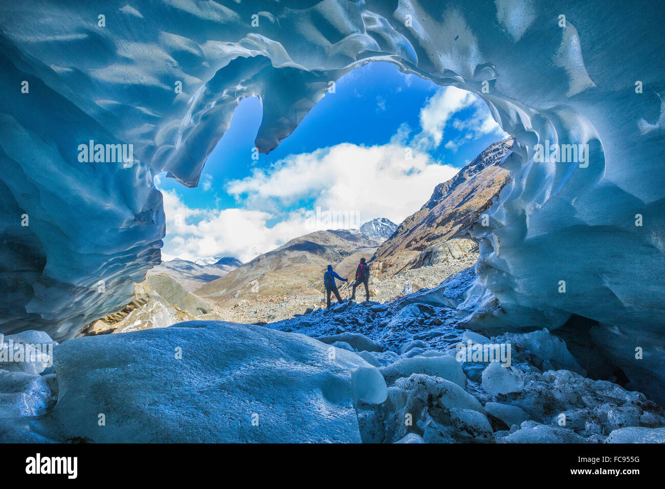 Gli escursionisti all'interno del ghiacciaio dei Forni, Valle dei Forni, Parco Nazionale dello Stelvio, la Valtellina, Lombardia, Italia, Europa Foto Stock