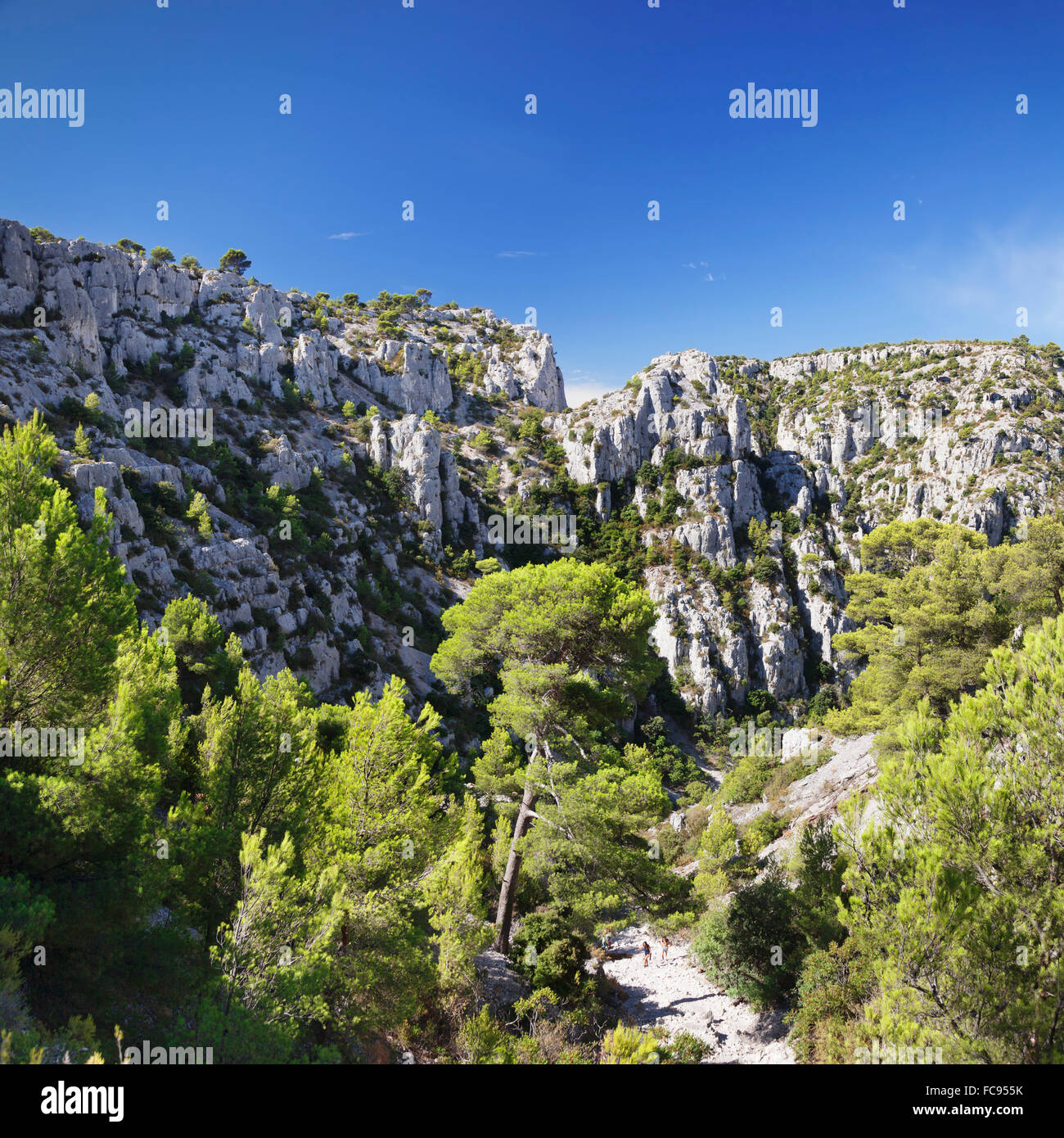 Persone escursioni attraverso il paesaggio roccioso di les calanques, Parco Nazionale, Cassis, Provenza, Provence-Alpes-Côte d'Azur, in Francia Foto Stock