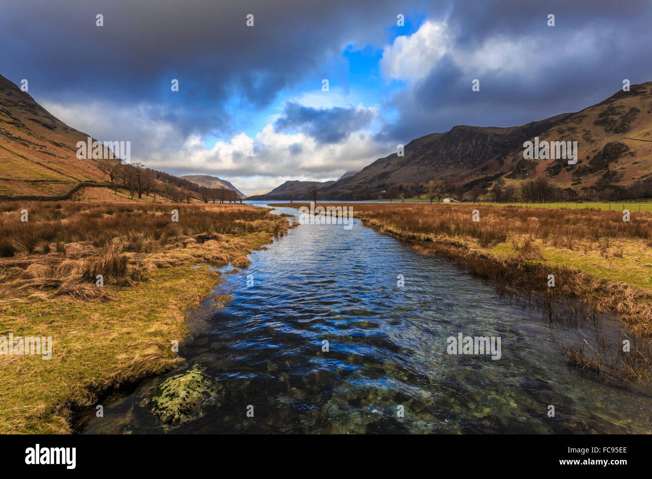 Warnscale Beck fluisce verso Buttermere, da Peggy's Bridge in inverno, Parco Nazionale del Distretto dei Laghi, Cumbria, England, Regno Unito Foto Stock