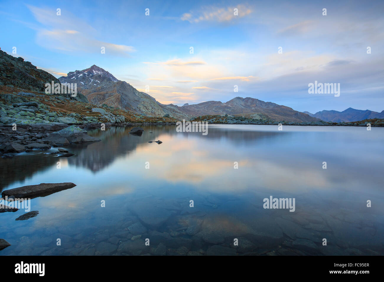 Il picco Tambo riflessa nel lago Bergsee all'alba, Val Chiavenna, Valle Spluga, Svizzera, Europa Foto Stock