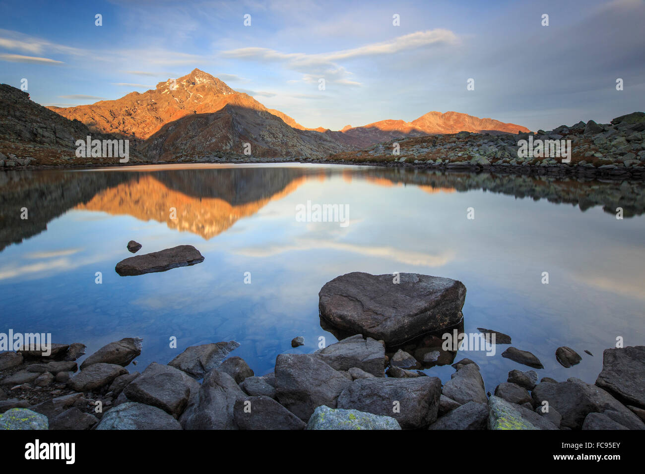 Il picco Tambo riflessa nel lago Bergsee all'alba, Val Chiavenna, Valle Spluga, Svizzera, Europa Foto Stock