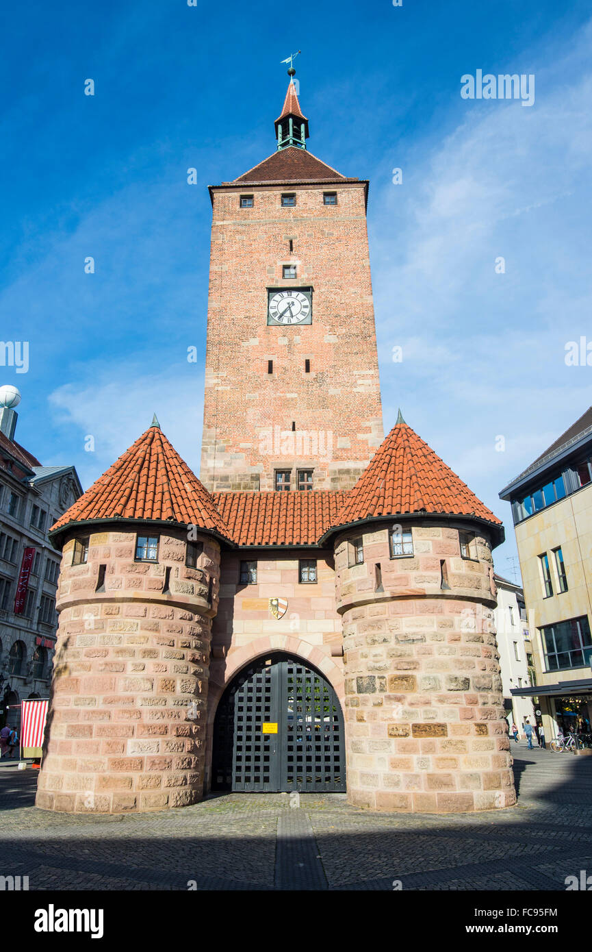 Weisser Turm (torre bianca) in zona pedonale, Norimberga, Baviera, Germania, Europa Foto Stock