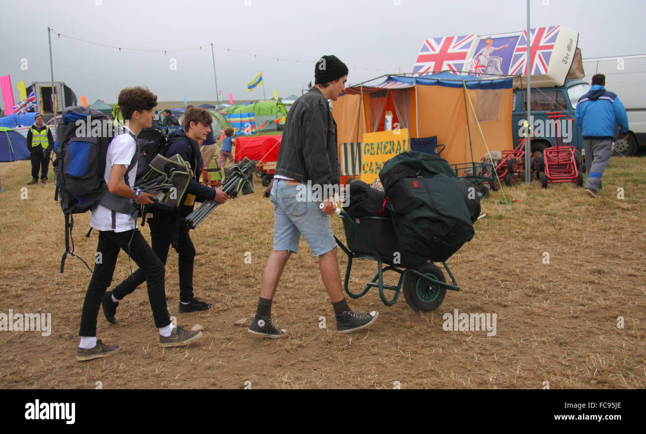 Un festival goer trasporta le sue cose in una carriola all'arrivo in Y non festival di musica, Peak District, DERBYSHIRE REGNO UNITO Foto Stock
