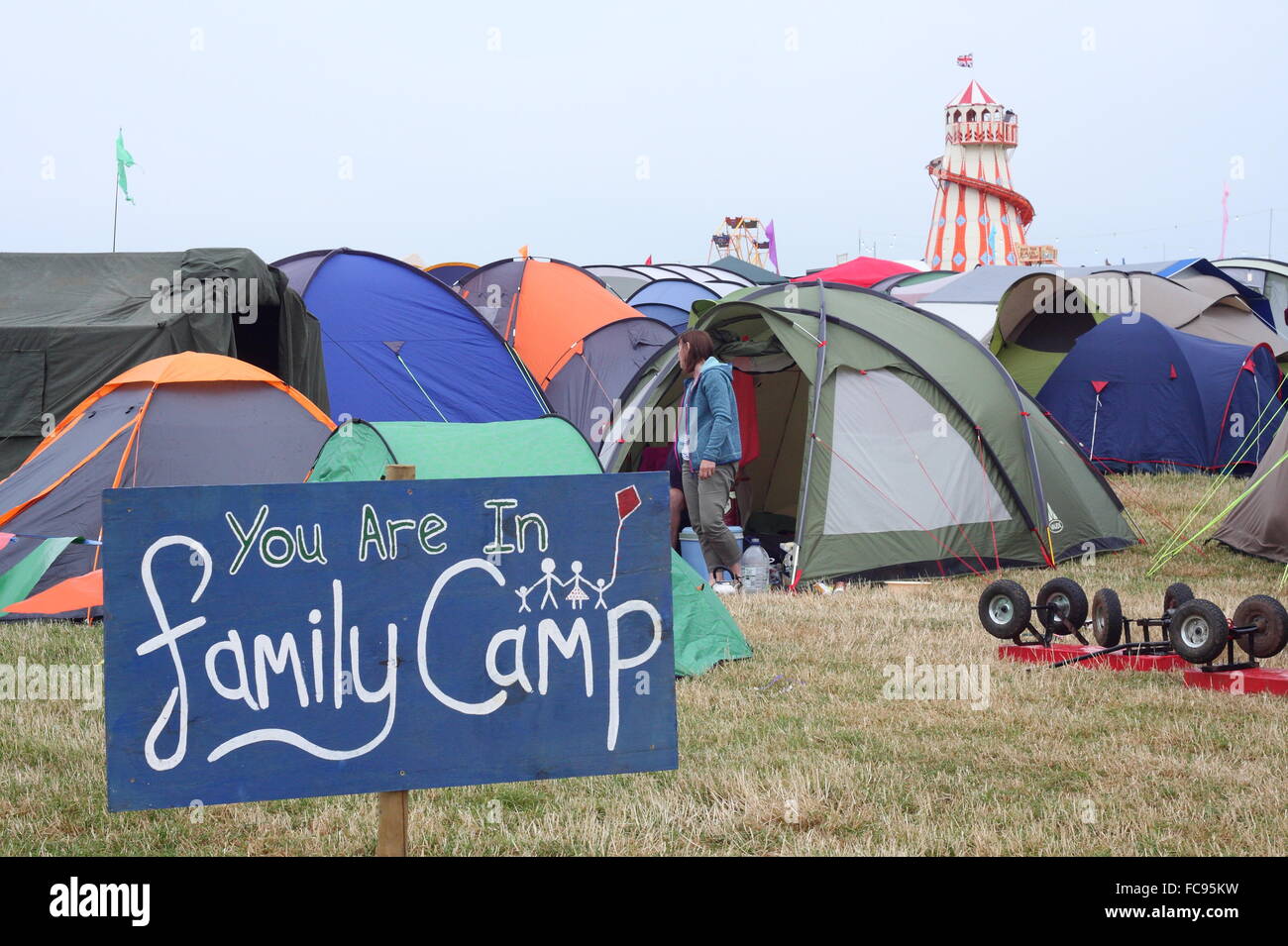 Tende in un campo nella Famiglia campeggio a Y non festival di musica nel Parco Nazionale di Peak District, DERBYSHIRE REGNO UNITO Inghilterra Foto Stock