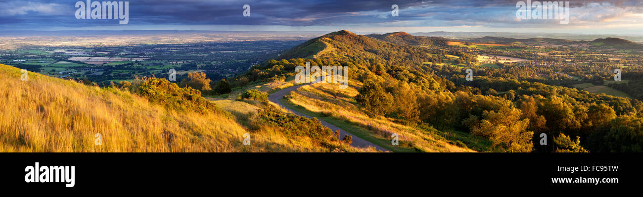 Il sentiero di avvolgimento attraverso il Malvern Hills in autunno, Worcestershire, England, Regno Unito, Europa Foto Stock