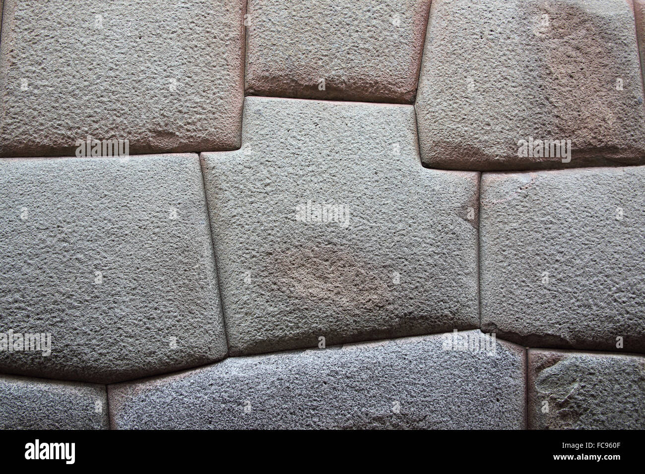 Inca parete in pietra realizzate da enormi blocchi di granito montato abilmente insieme usando n. di cemento, Cuzco, Perù Foto Stock