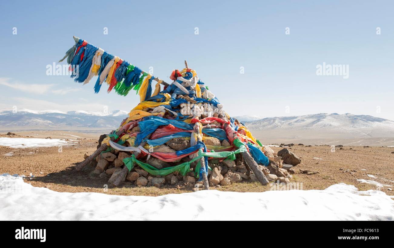 Un ovoo, il tradizionale luogo di culto nel mezzo dell'countrtyside mongola, Mongolia, Asia Centrale, Asia Foto Stock