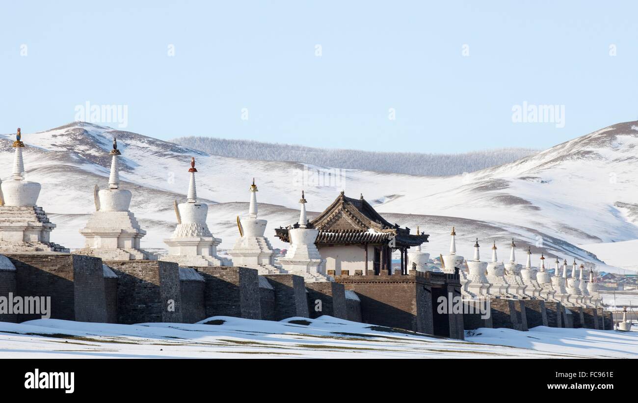 Gli stupa intorno Erdene Zuu monastero in Karakorum, Mongolia, Asia Centrale, Asia Foto Stock