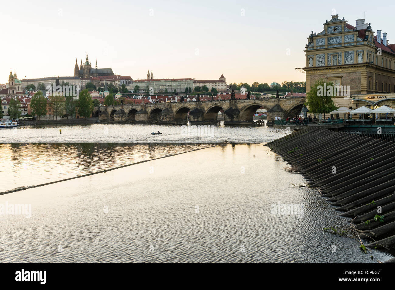 Il Ponte Carlo, il quartiere del Castello e San Vito la cattedrale di attraverso il fiume Vltava, UNESCO, Praga, Repubblica Ceca Foto Stock