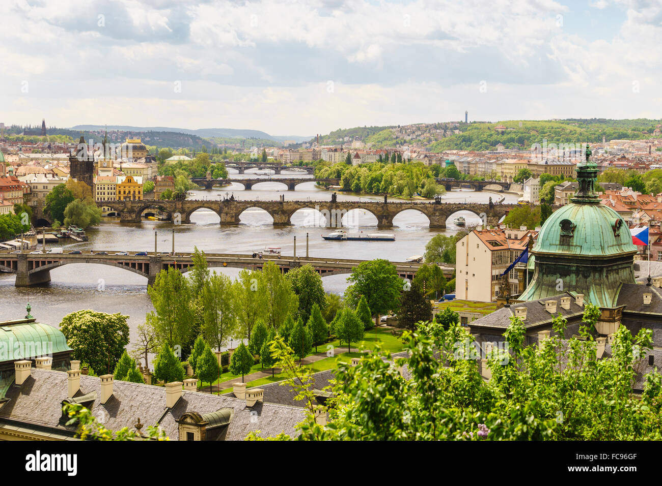 Praga cityscape guardando giù il fiume Vltava, Praga, Repubblica Ceca, Europa Foto Stock
