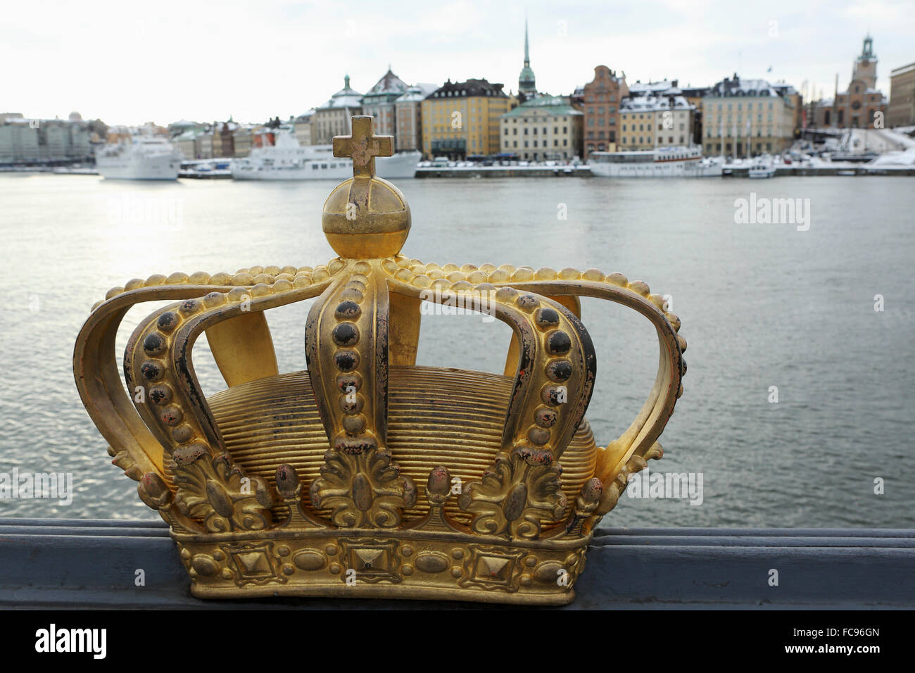 Un Dorato corona svedese sul ponte Skeppsholm (Skeppsholmsbron) a Stoccolma, in Svezia, in Scandinavia, Europa Foto Stock