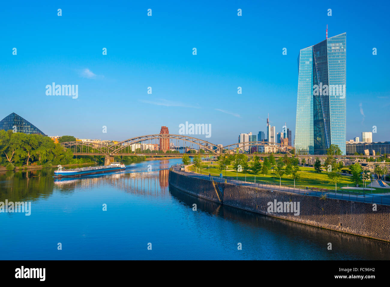 Nuova Banca Centrale Europea edificio centrale e dello skyline di Francoforte, Ostenda, Fiume Main, Frankfurt am Main, Hesse, Germania, Europa Foto Stock