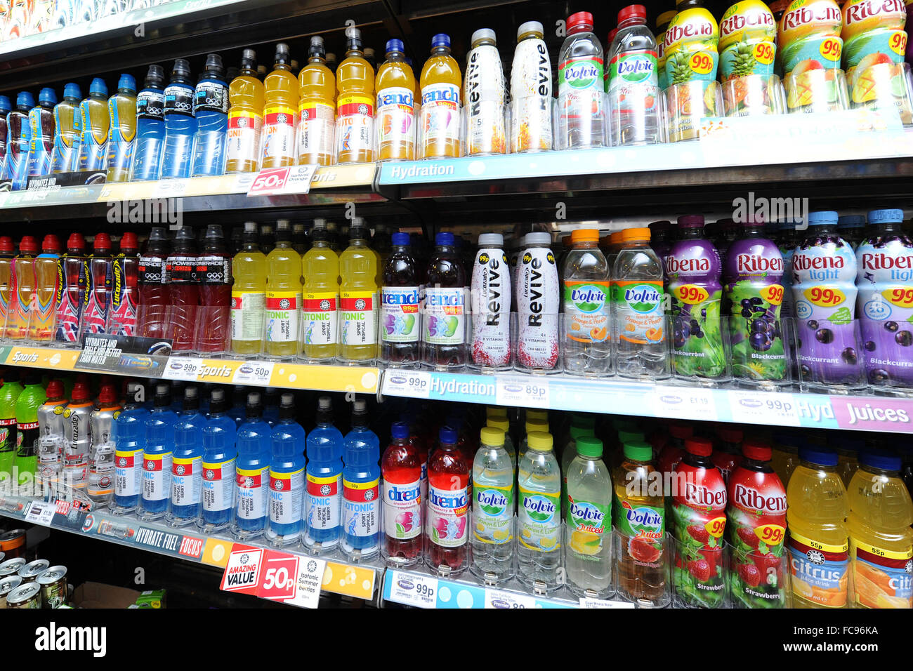 Frizzanti bevande analcoliche gassate in vendita in un negozio. Zuccherino di bevande gassate cause il diabete, la carie e la malattia di cuore. Foto Stock