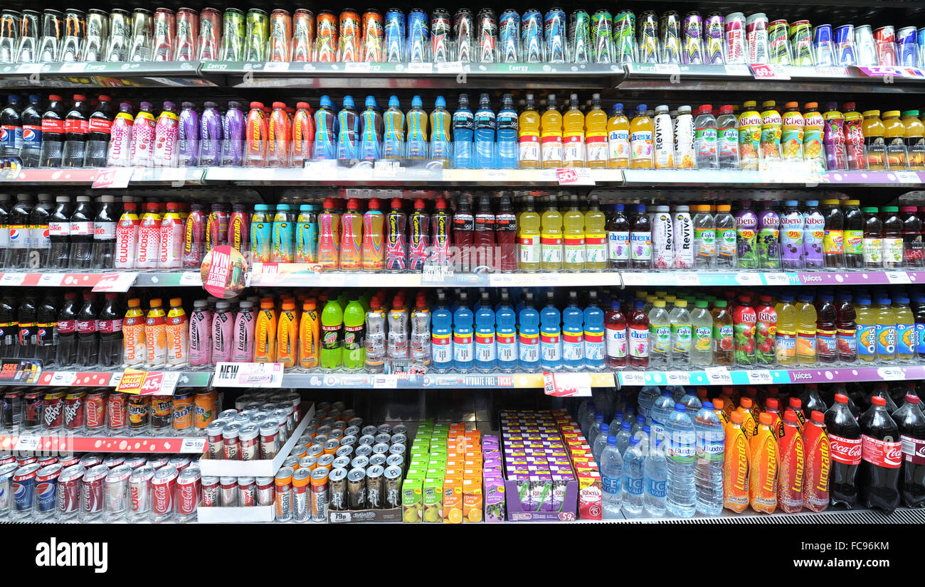 Frizzanti bevande analcoliche gassate in vendita in un negozio. Zuccherino di bevande gassate cause il diabete, la carie e la malattia di cuore. Foto Stock