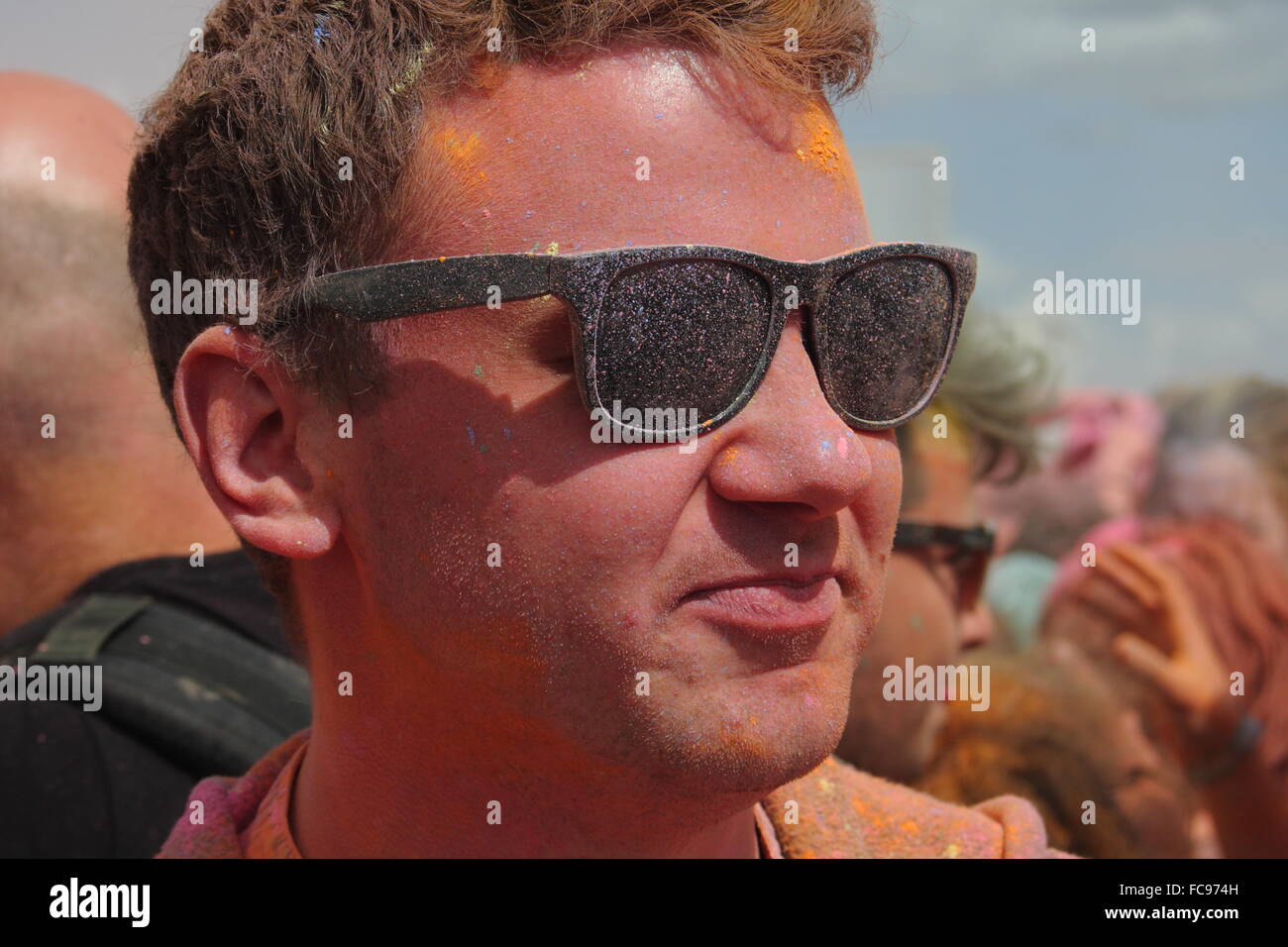 Un festival goer presenta una faccia arancione dopo aver preso parte a una vernice in polvere evento di lancio a Y non music festival, DERBYSHIRE REGNO UNITO Foto Stock