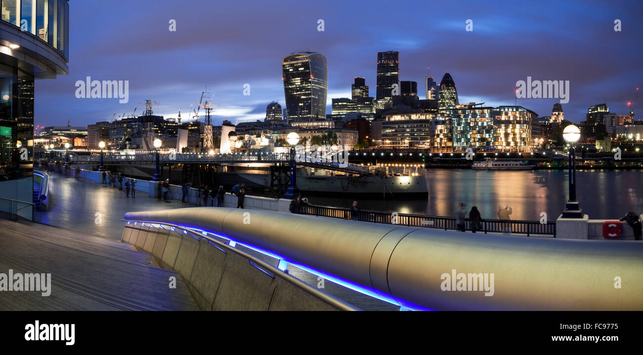 Vista della città dalla più London Place, London, England, Regno Unito, Europa Foto Stock