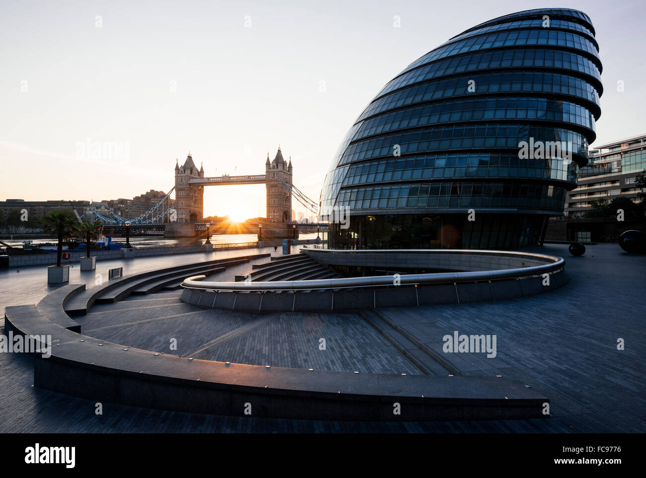 Sunrise dietro il Tower Bridge e il Sindaco di edificio (Municipio), London, England, Regno Unito, Europa Foto Stock