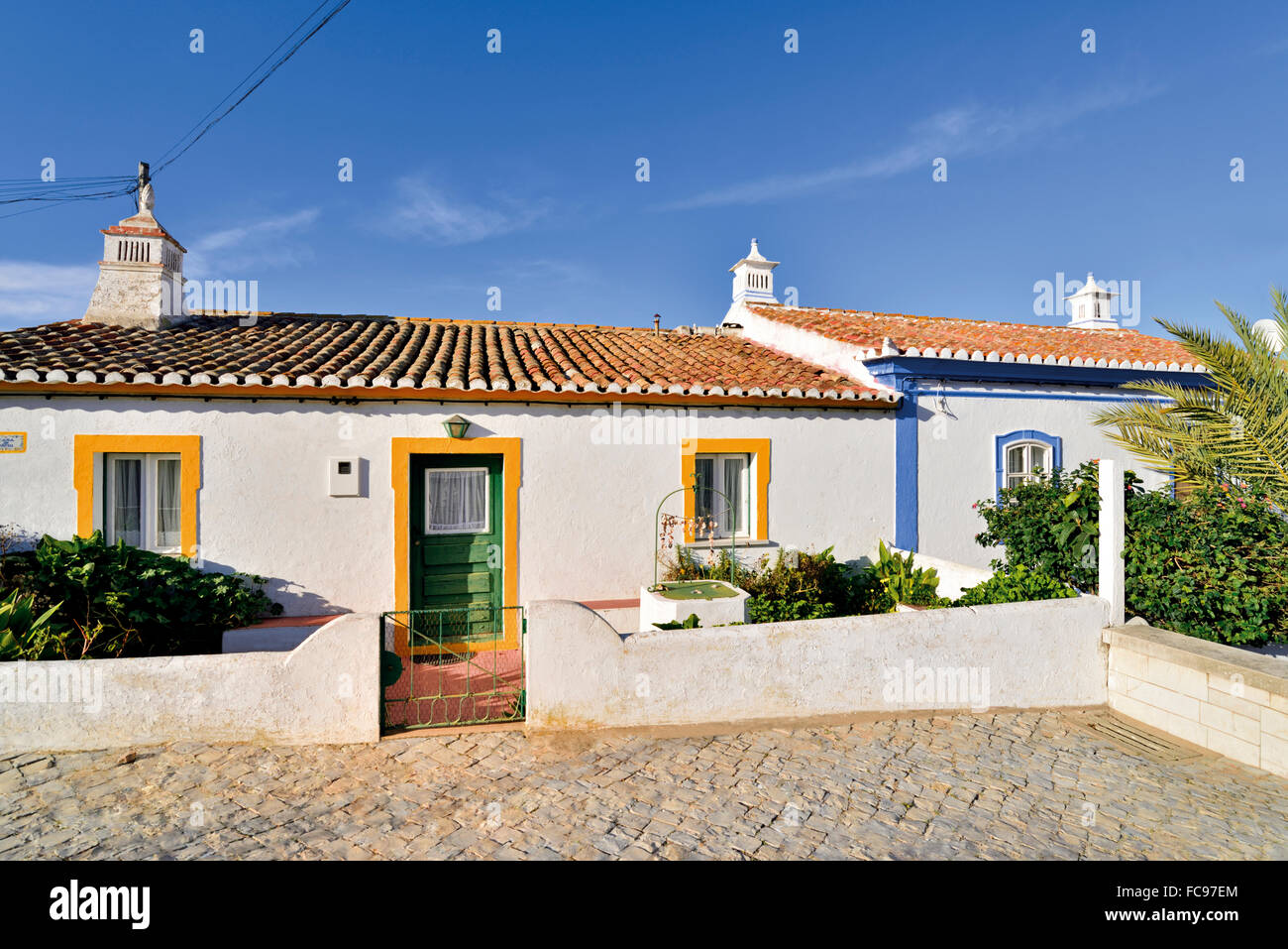 Il Portogallo, Algarve: tradizionale architettura algarvian con il bianco delle case e infissi di tipo colorato Foto Stock