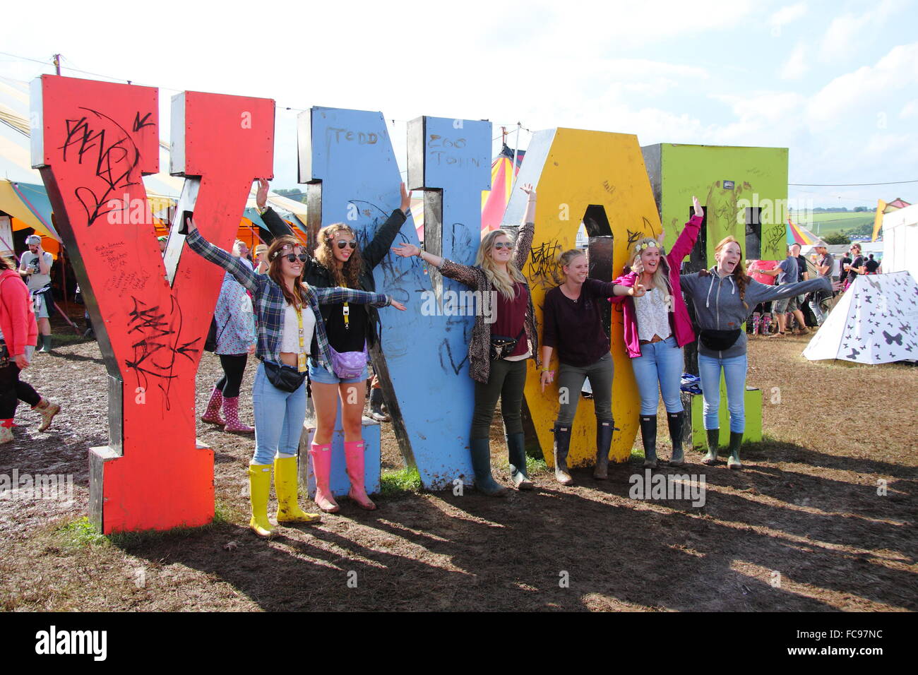 Gli adolescenti rappresentano da Y non music festival di digital signage in un campo nel cuore di questo sito rurale nel Derbyshire's Peak District UK Foto Stock