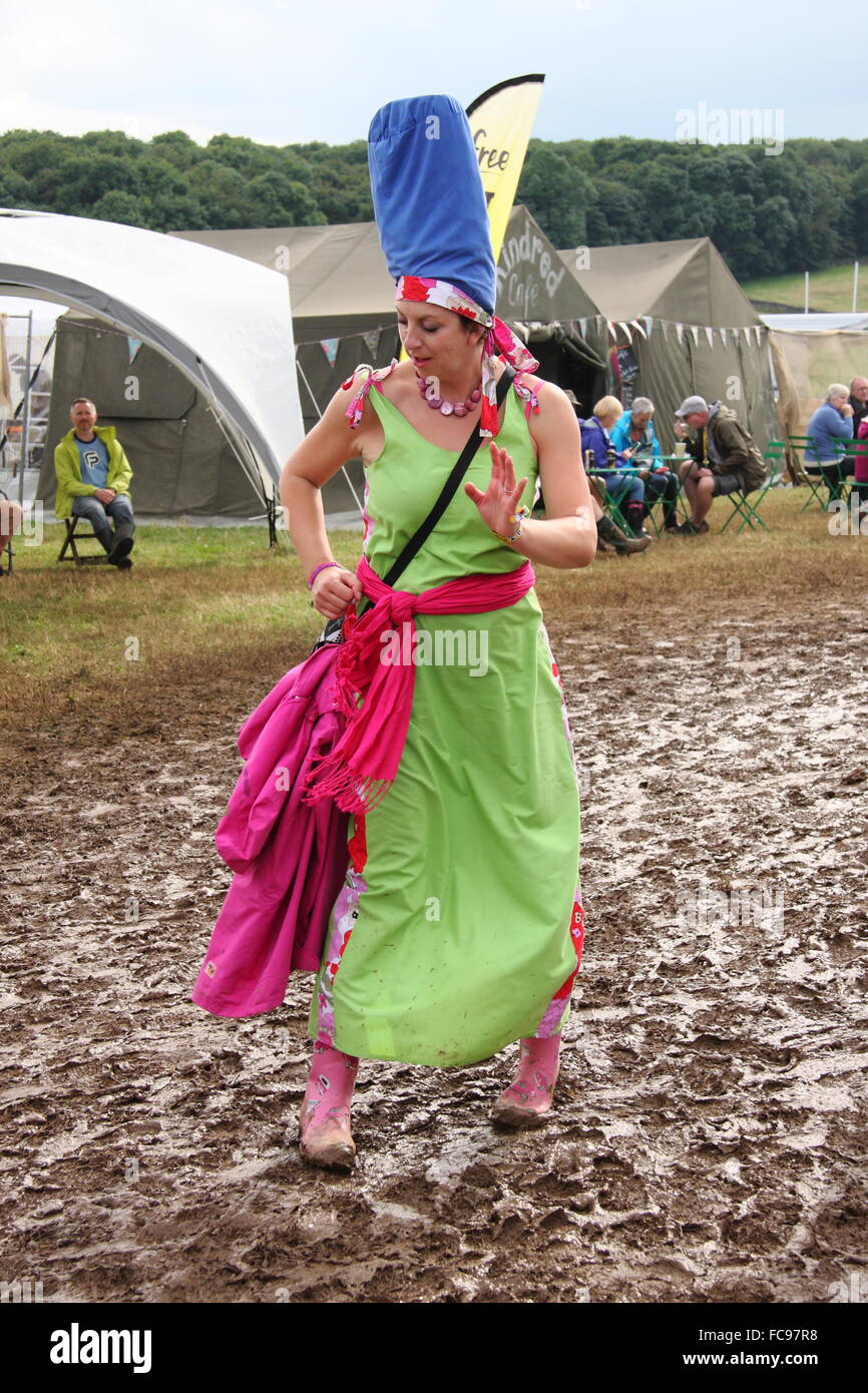 Un festival goer abbraccia l annuale in costume a tema la Y non è il festival di musica mentre tacklin un campo fangoso, Peak District UK Foto Stock