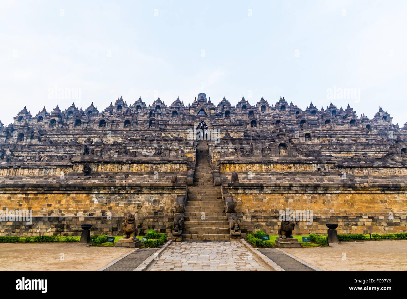 Gli stupa belli del complesso del Tempio di Borobudur, Yogyakarta, Indonesia. Borobudur è il tempio buddista più grande del mondo. Foto Stock