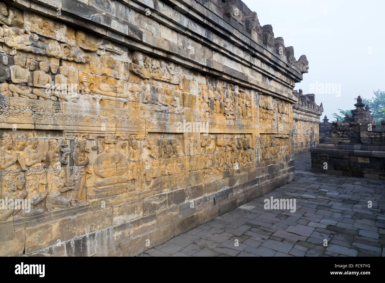Pannelli di rilievo del tempio di Borobudur in Indonesia. Borobudur è il tempio buddista più grande del mondo. Foto Stock
