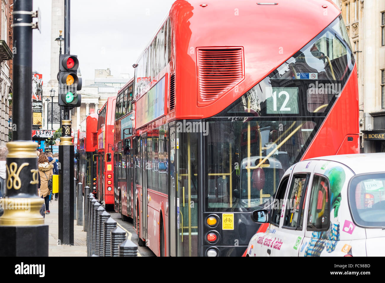 Autobus rossi coda su Whitehall, London, England, Regno Unito Foto Stock