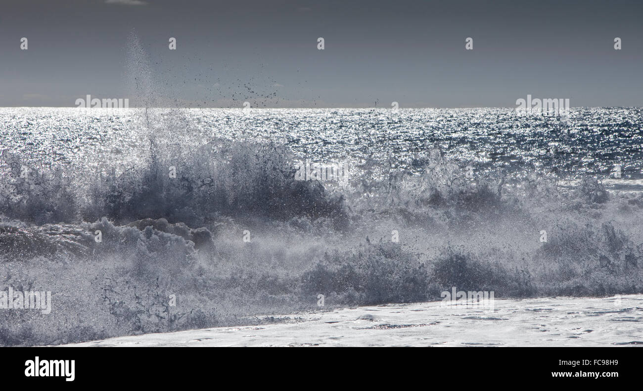 Onde che si infrangono sulla riva, Dyrholaey, Islanda Foto Stock