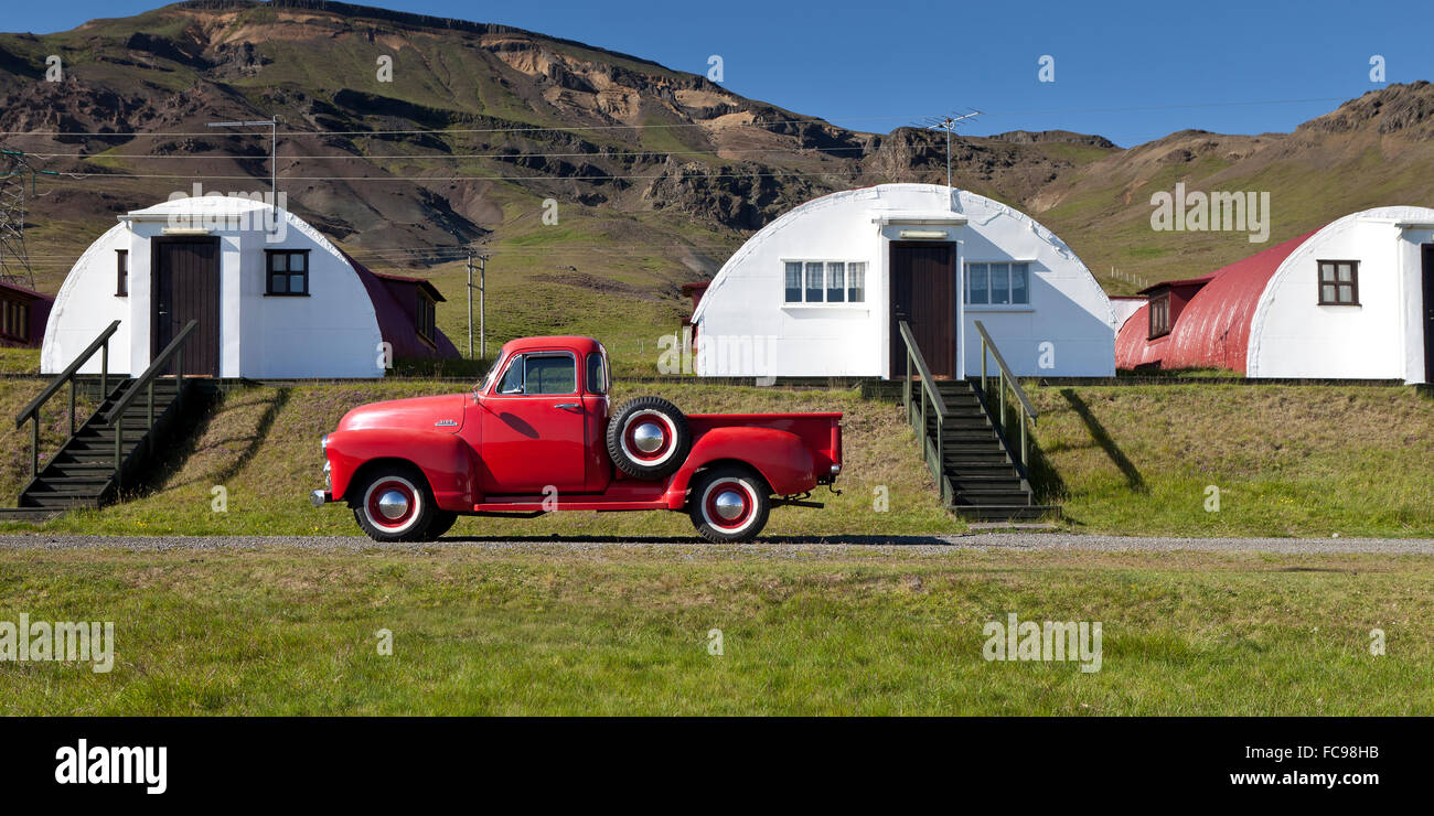 Vecchia Chevrolet pickup truck nella parte anteriore del vecchio estate cabine, Hvalfjordur, Islanda Foto Stock