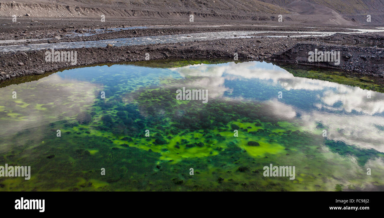 La riflessione in Stagno da Gigjokull- uscita dal ghiacciaio Eyjafjallajokull calotta di ghiaccio, Islanda Foto Stock