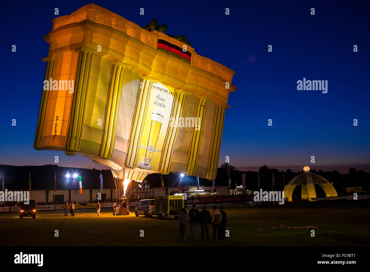DEU, Germania, regione di Sauerland, Warstein, International Balloon Festival in Warstein, palloncini durante la notte glow, un palloncino Foto Stock