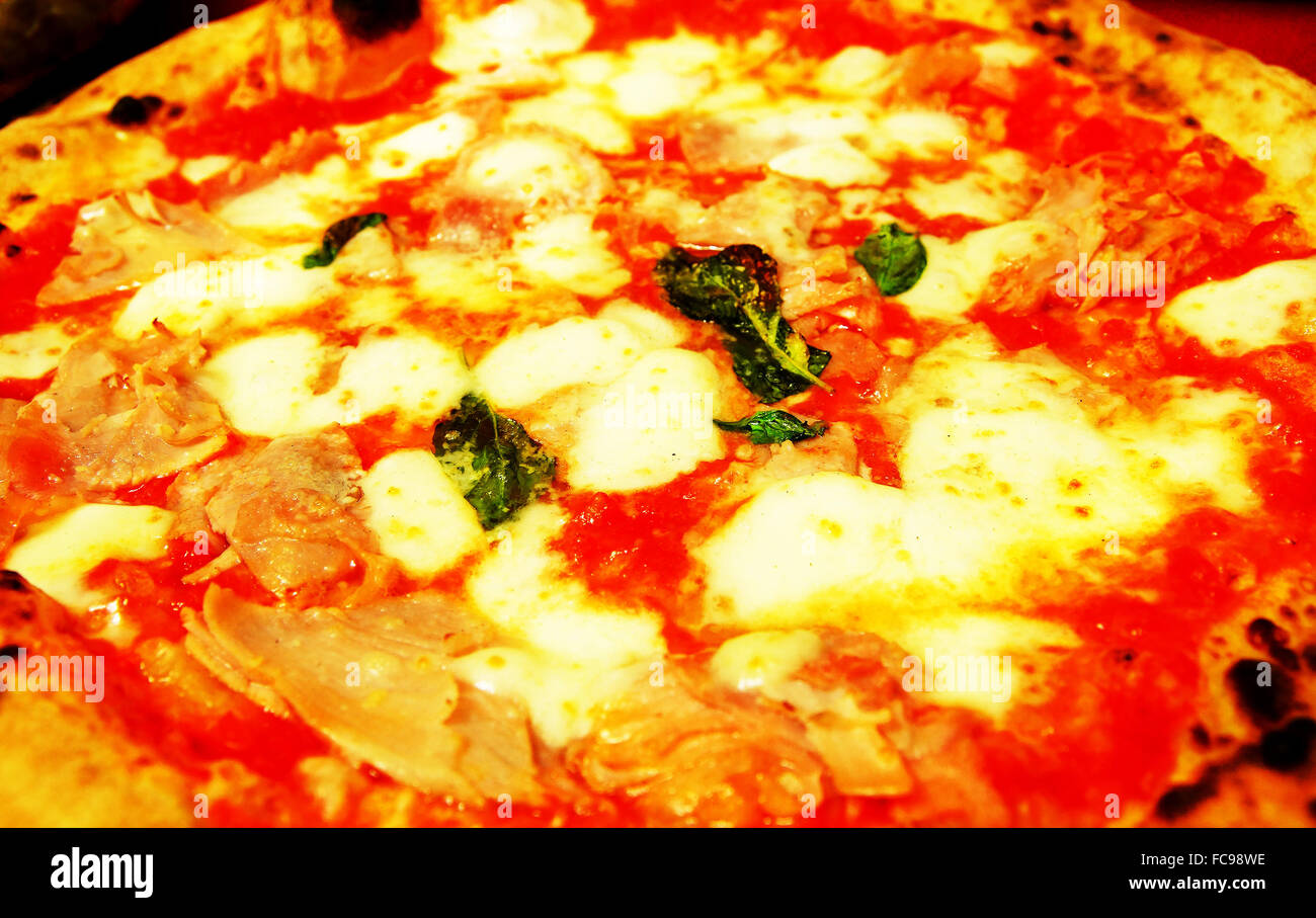 Pizzeria 'Dio Matteo' locali più in voga nel cuore di Napoli, l'area 'Spacca Napoli' Foto Stock