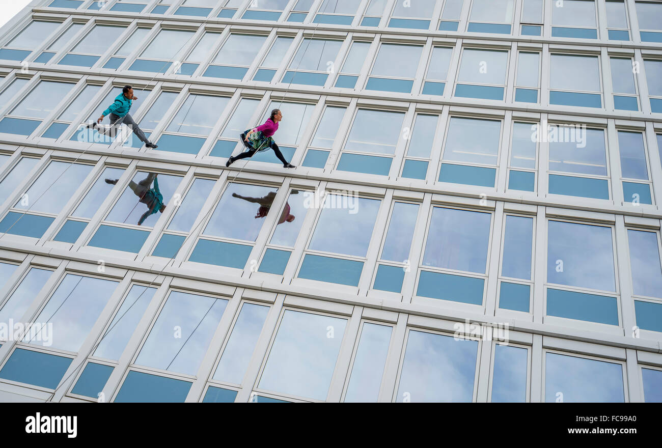 La folla a guardare il Bandaloop verticale gruppo di danza di eseguire durante la Reykjavik Arts Festival, Islanda. Foto Stock