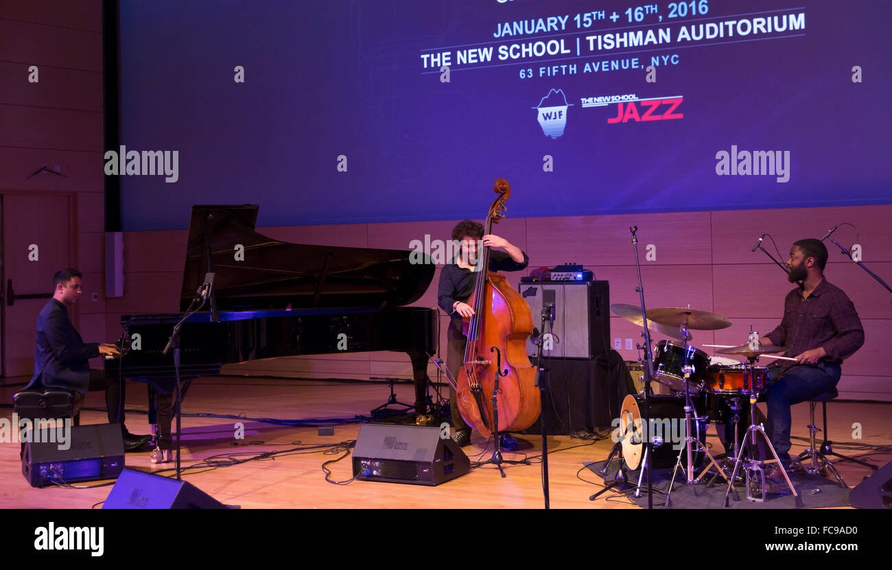 NEW YORK, NY - 15 gennaio 2016: Vijay Iyer trio esegue come parte della città di New York Winter Festival Jazz alla nuova scuola Tishman Auditorium promosso dall'ECM Foto Stock