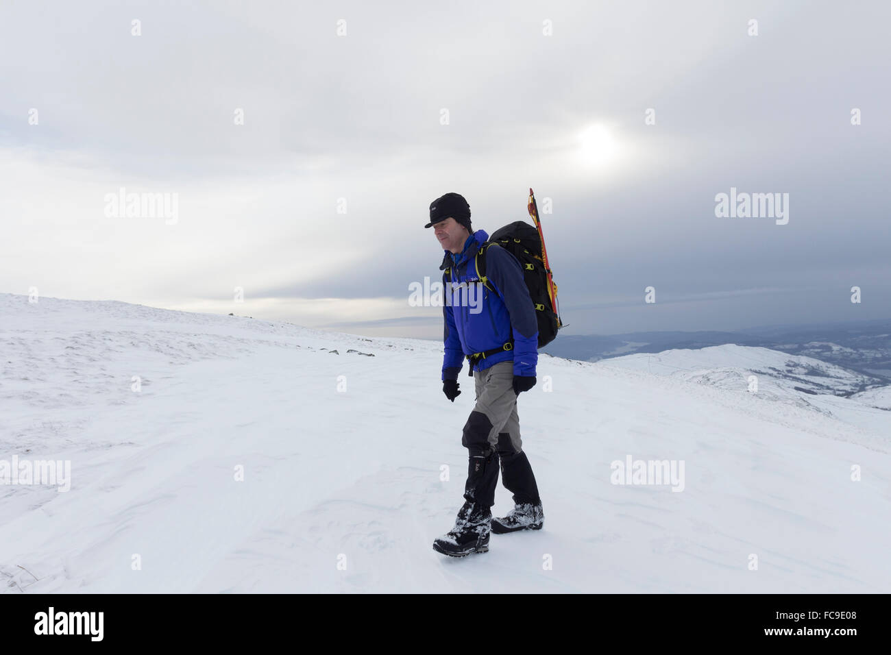 Walker su pendenze superiori di Caudale Moor in peggioramento meteo, Lake District Cumbria Regno Unito Foto Stock