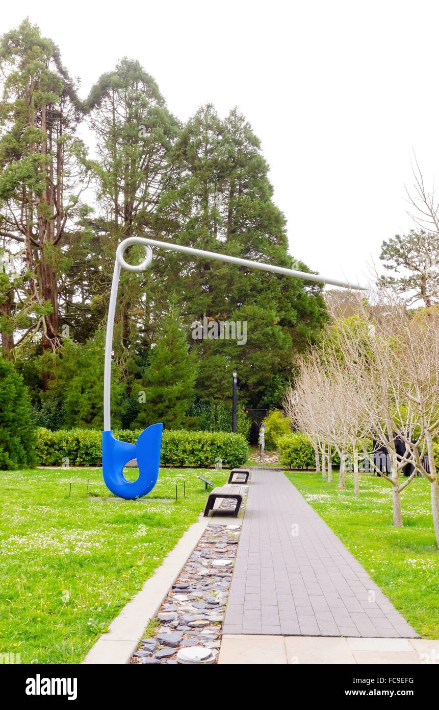 Il Corridoio pin, blu gigante di una spina di sicurezza installazione di illustrazioni in Barbro Osher Sculpture Garden, Golden Gate Park di San Francisco Foto Stock