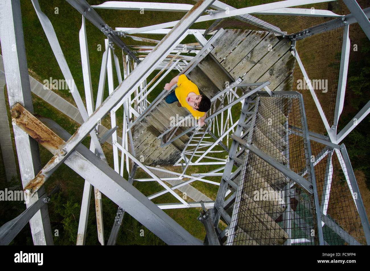 Una vertigine-induzione schiera di incrociando travature metalliche tiene insieme una storica fire lookout tower nella regione dei Laghi Finger Foto Stock