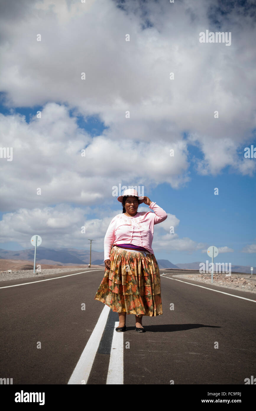 Un ritratto di tradizionalmente un vestito donna in mezzo alla strada in un giorno chiaro in Bolivia. Foto Stock
