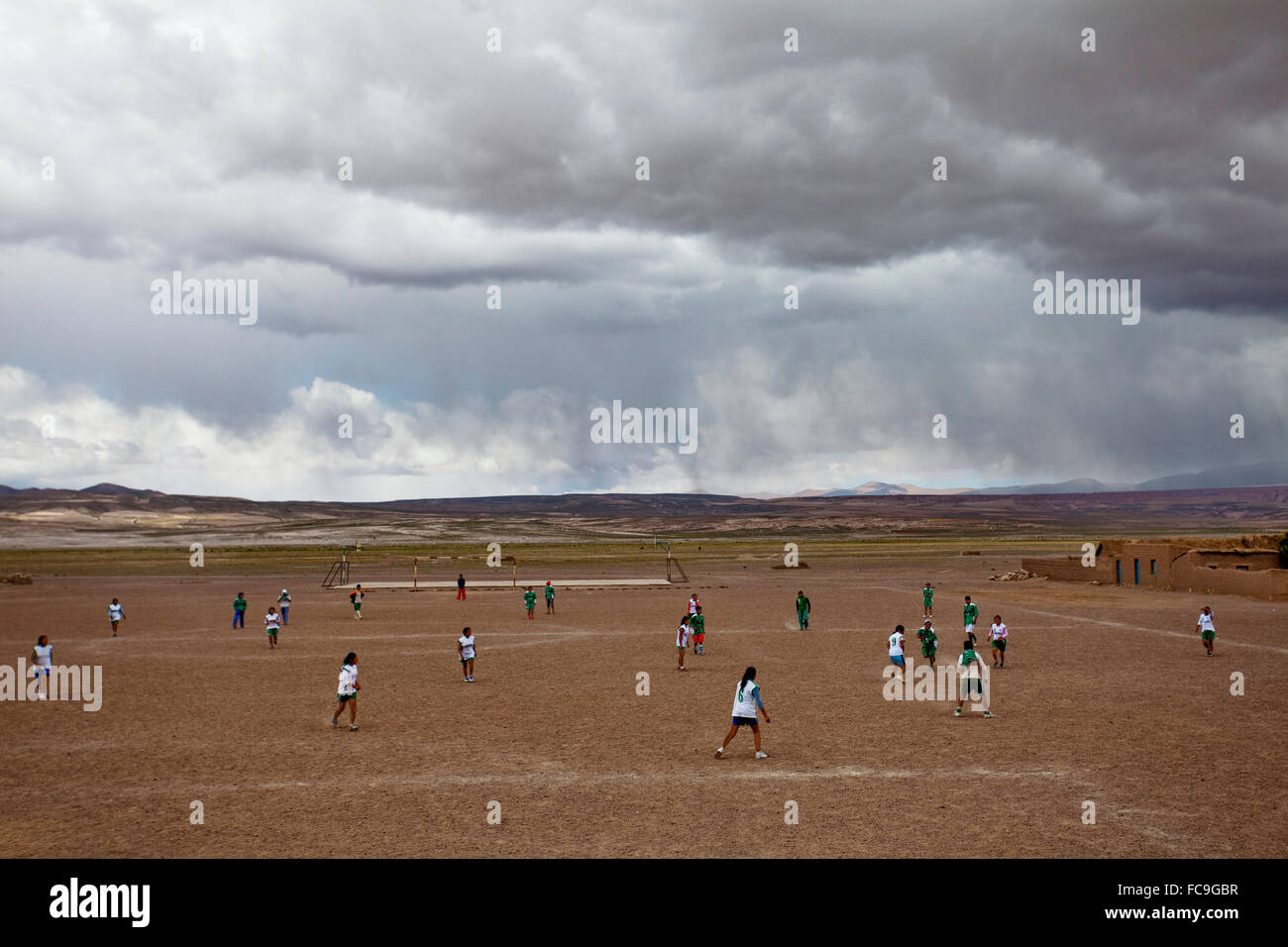 Una partita di calcio in una comunità vicino al deserto di Atacama in Bolivia. Foto Stock