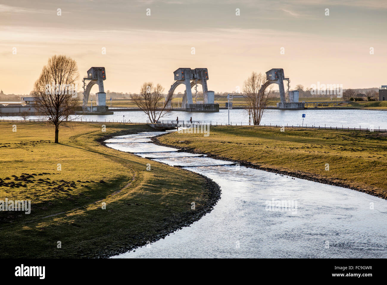 Paesi Bassi, Maurik, Weir e scala di pesce o di passaggio nel fiume Nederrijn Foto Stock