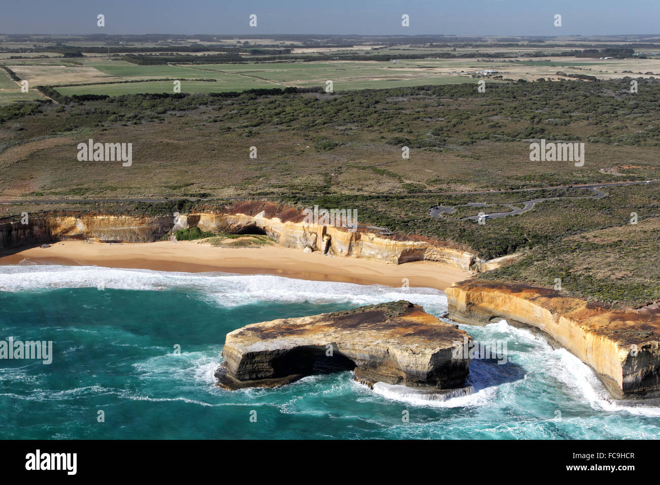 Vista aerea del Ponte di Londra vicino a dodici Apostoli presso la Great Ocean Road nel Parco Nazionale di Port Campbell, Victoria, Australia Foto Stock