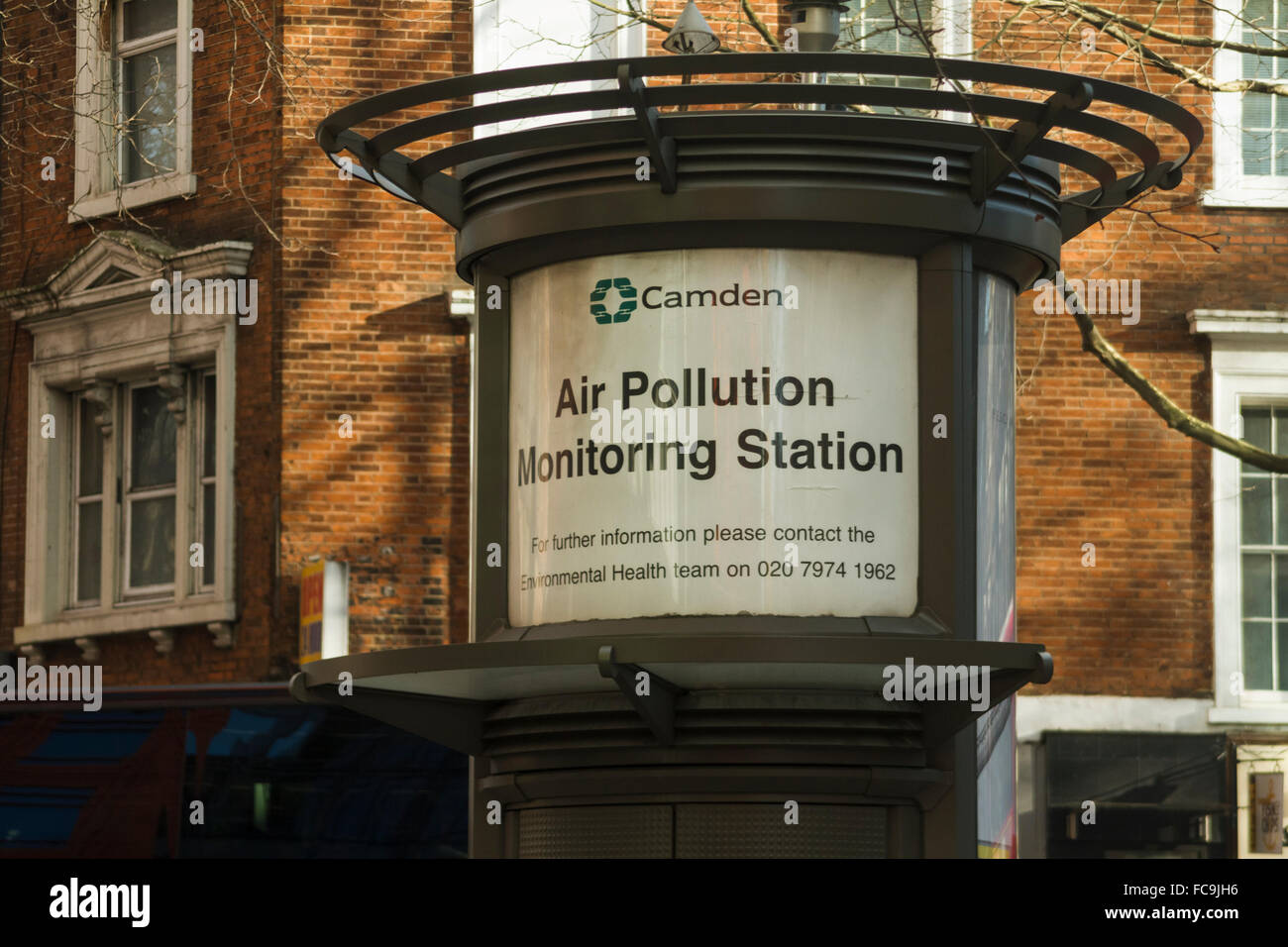 L'inquinamento atmosferico della stazione di monitoraggio, Shaftesbury Avenue, Londra. Regno Unito Foto Stock