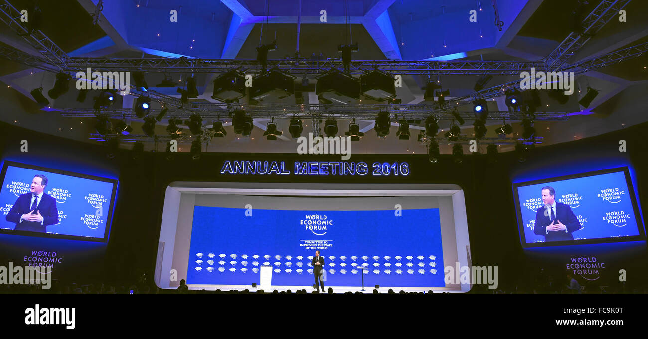 Davos, in Svizzera. Xxi gen, 2016. Primo Ministro britannico David Cameron risolve il pubblico ad un incontro annuale del Forum Economico Mondiale (WEF) di Davos, in Svizzera, Gennaio 21, 2016. Il leader provenienti da vari settori chiave evidenziato la quarta rivoluzione industriale sarà azionata da energia rinnovabile al 46th WEF, che ha dato dei calci a fuori il mercoledì in Davos-Klosters, Svizzera. Credito: Forum mondiale economico/Valeriano di Domenico/Xinhua/Alamy Live News Foto Stock