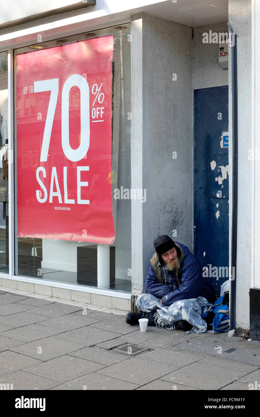 Senzatetto uomo seduto in un centro della città Porta England Regno Unito Foto Stock