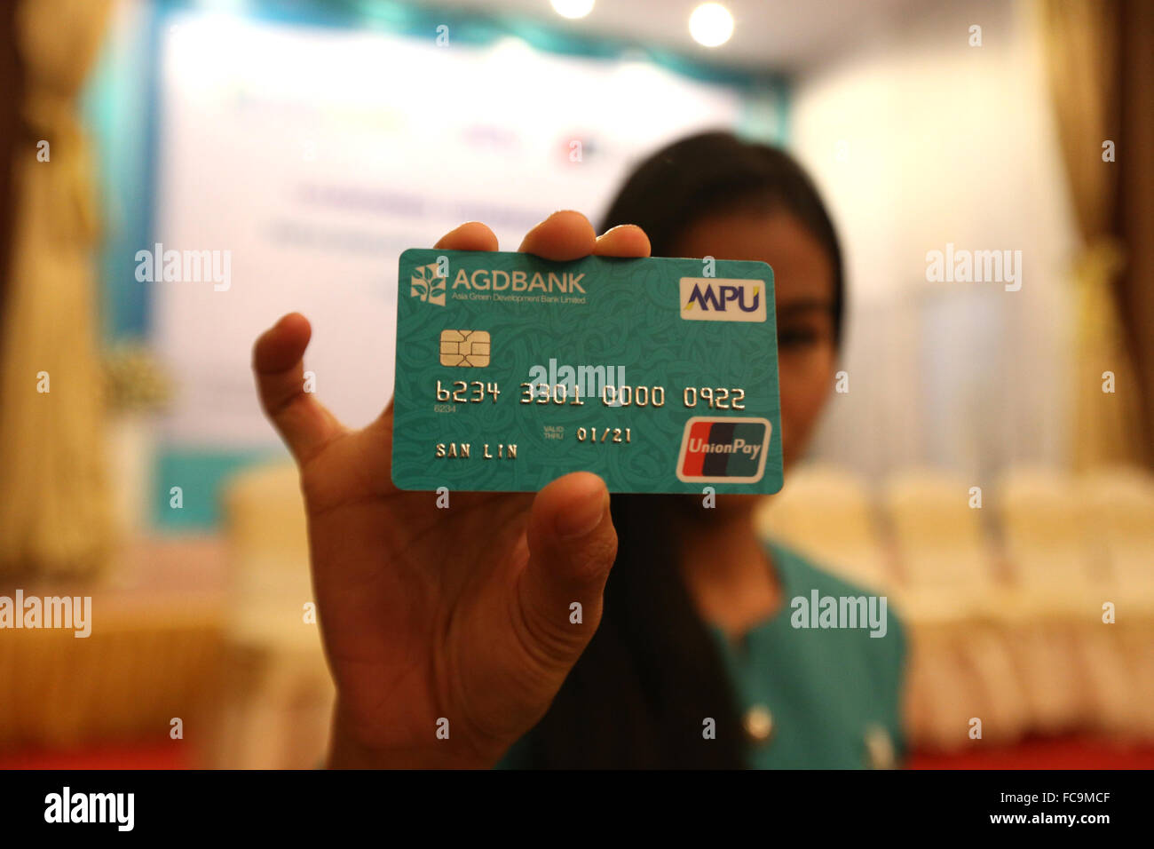 Yangon, Myanmar. Xxi gen, 2016. Un membro dello staff del verde Asia Development Bank mostra la MPU-Unionpay co-brand Debit Card durante la cerimonia del varo della MPU-Unionpay co-brand carta di debito a Yangon, Myanmar, Gennaio 21, 2016. Una duplice funzione di co-brand carta di debito, MPU-Unione europea paga, sarà introdotto in Myanmar, volti a facilitare i viaggiatori in entrambi dei pagamenti nazionale e internazionale, un funzionario della Banca centrale di Myanmar (CBM) ha detto giovedì. Credito: U Aung/Xinhua/Alamy Live News Foto Stock