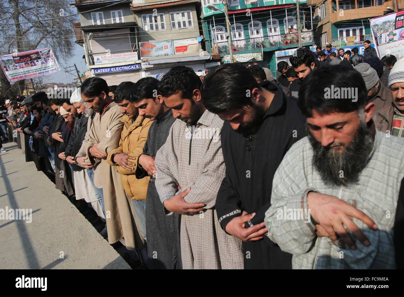 Srinagar, Indiano-controllato del Kashmir. Xxi gen, 2016. I musulmani del Kashmir offrono funerale preghiere per i morti del mercoledì in attacco dei talebani in una università nel nord-ovest del Pakistan a Srinagar, capitale estiva di Indiano-Kashmir controllata, Gennaio 21, 2016. Credito: Javed Dar/Xinhua/Alamy Live News Foto Stock