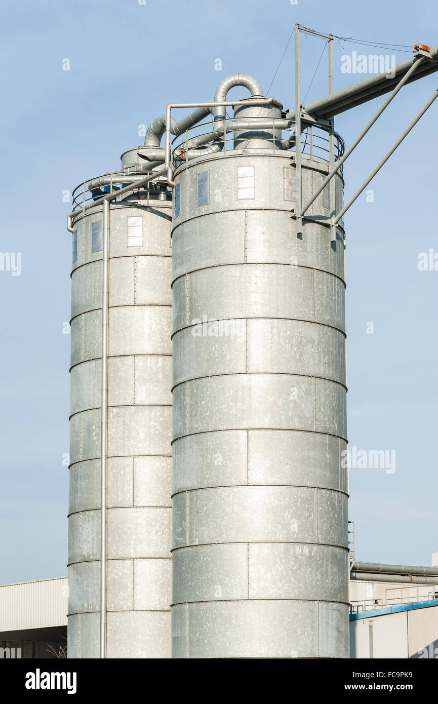 Silos industriali per la produzione chimica, da acciaio inossidabile Foto Stock