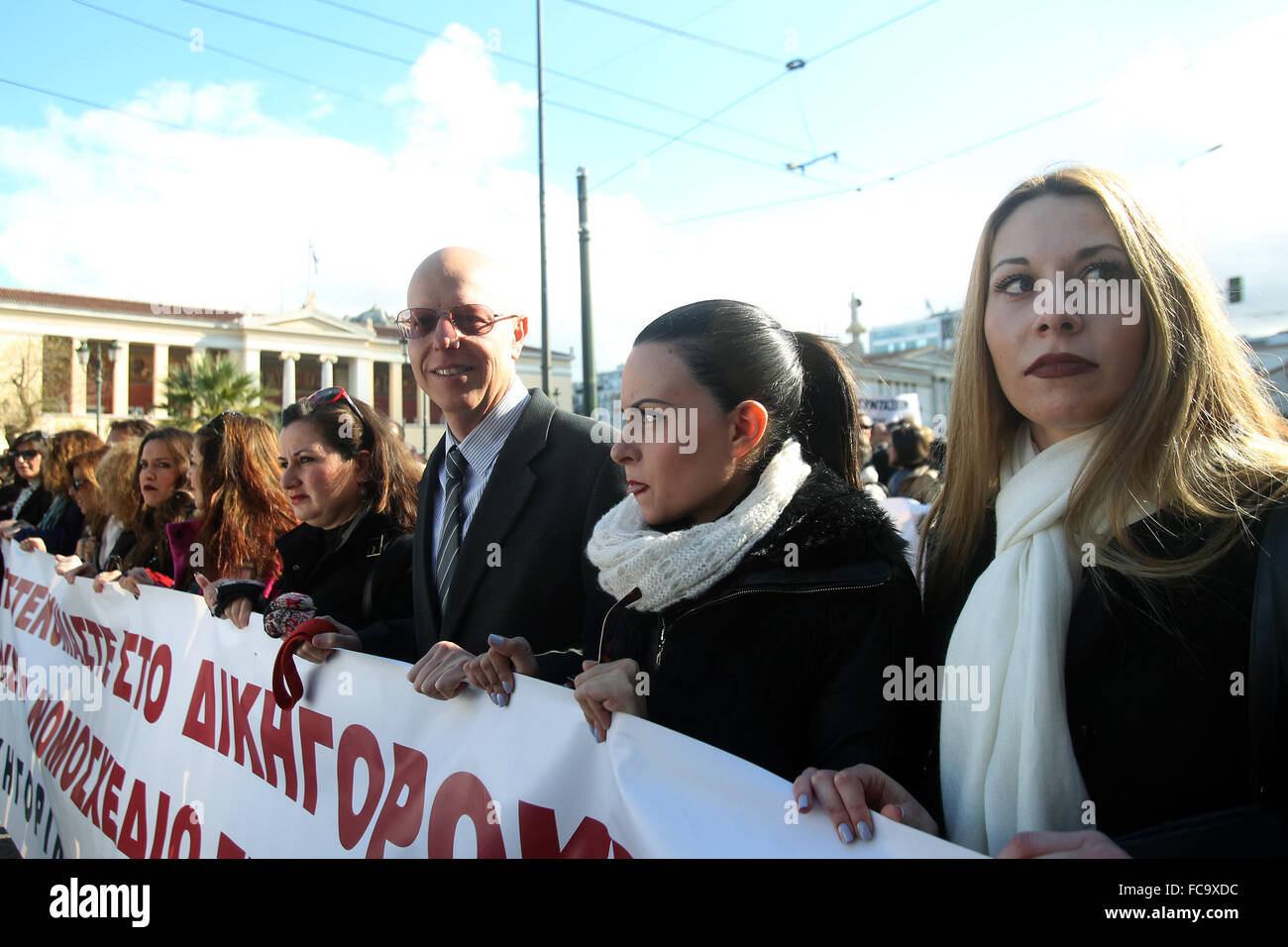 Atene, Grecia. Xxi gen, 2016. Migliaia di avvocati, medici e altri professionisti di protesta contro le modifiche proposte dal governo sul nuovo piano pensionistico e il sistema di sicurezza sociale in Atene, Grecia, Gennaio 21, 2016. Credito: Marios Lolos/Xinhua/Alamy Live News Foto Stock