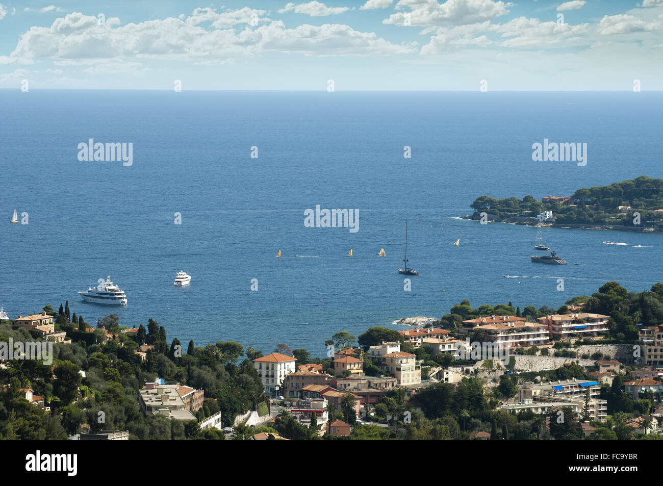 Vista su Monaco e molti yacht nella baia Foto Stock